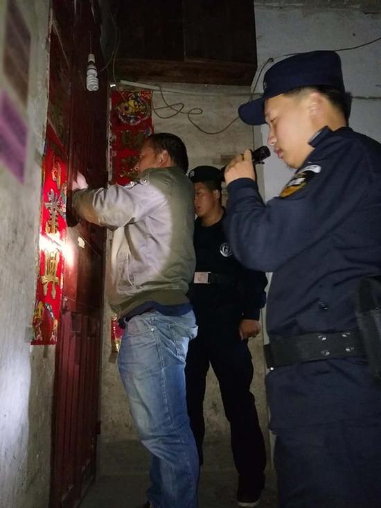 册亨粗心妈妈误将幼女锁家中 民警全城寻开锁师傅开门