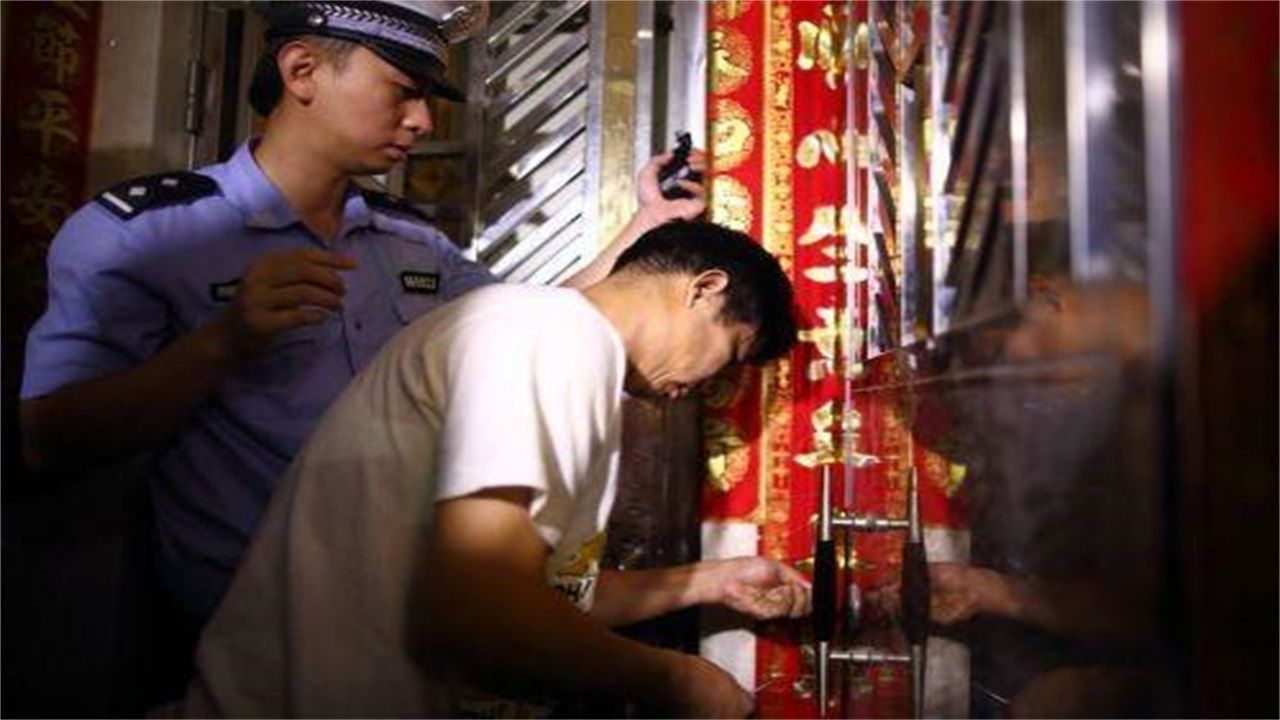 册亨请开锁师傅开了锁后，师傅为什么一般都不进门，就算主人请也不进去？